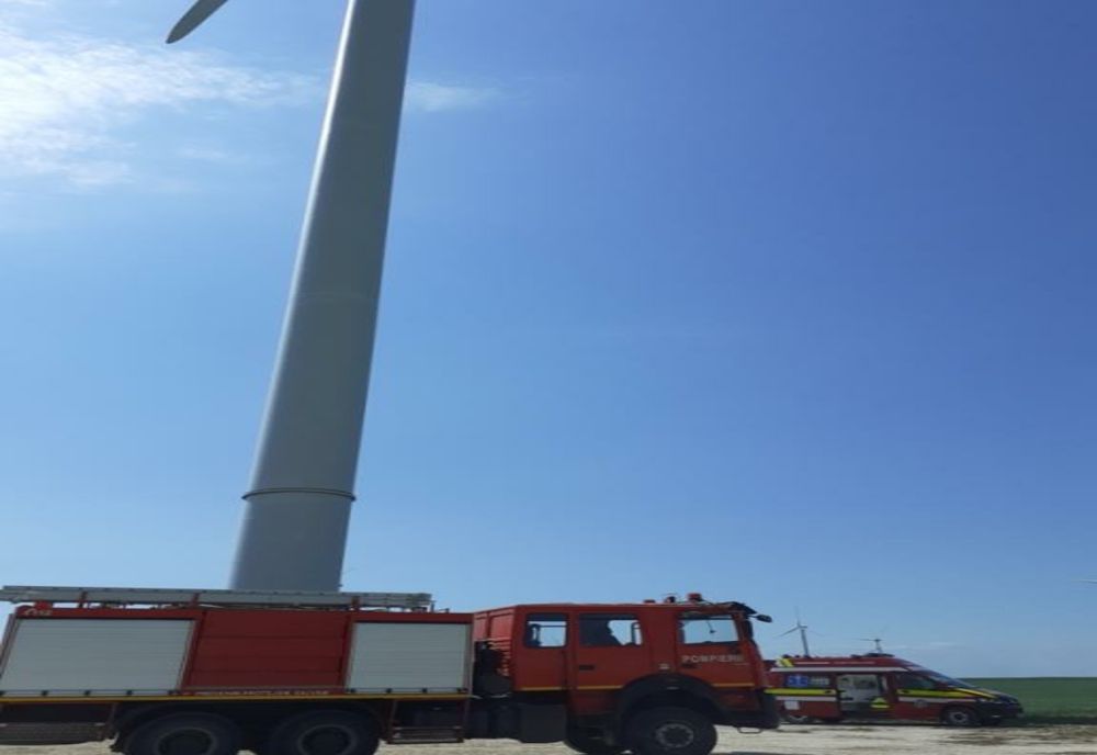 Un bărbat a murit după ce a fost prins în rotorul unei turbine eoliene