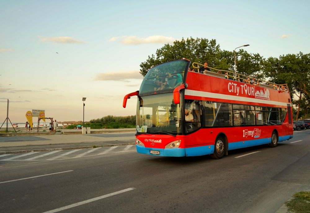 Autobuzele etajate intră, de vineri, în programul turistic
