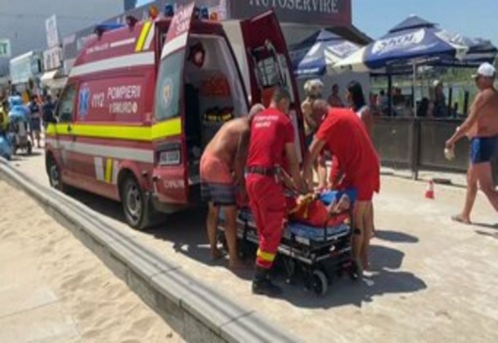 Un bărbat s-a aruncat de pe dig în mare şi s-a rănit grav