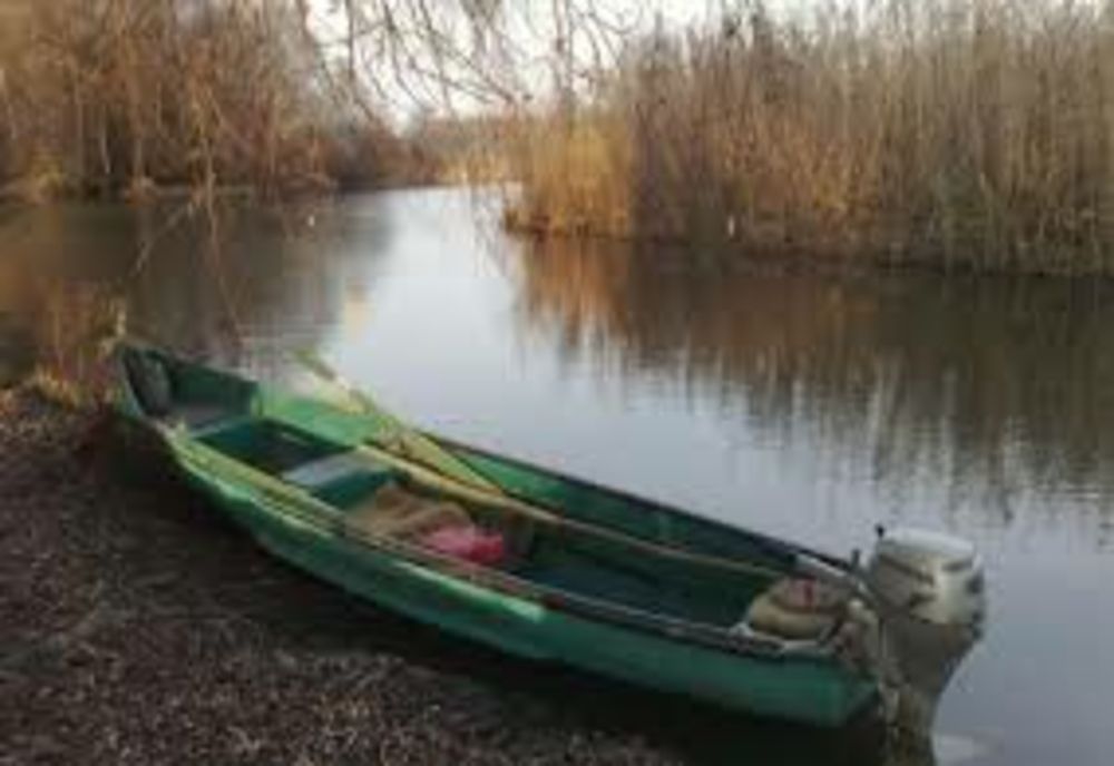 Pescar găsit mort în barcă