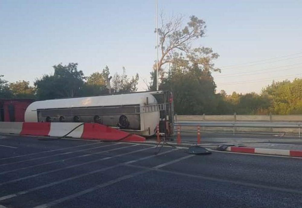 O cisternă încărcată cu motorină s-a răsturnat