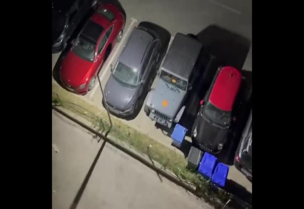 Tânărul care arunca obiecte în trecători de la balconul unui bloc din Mamaia, a fost reținut