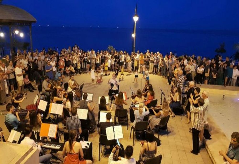 „Sunset Sea-mphony”. Concerte la malul mării