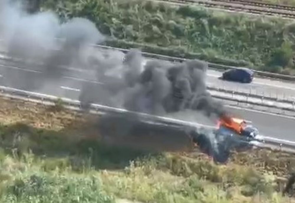 VIDEO Mașină în flăcări pe Autostrada Soarelui. Trafic rutier oprit