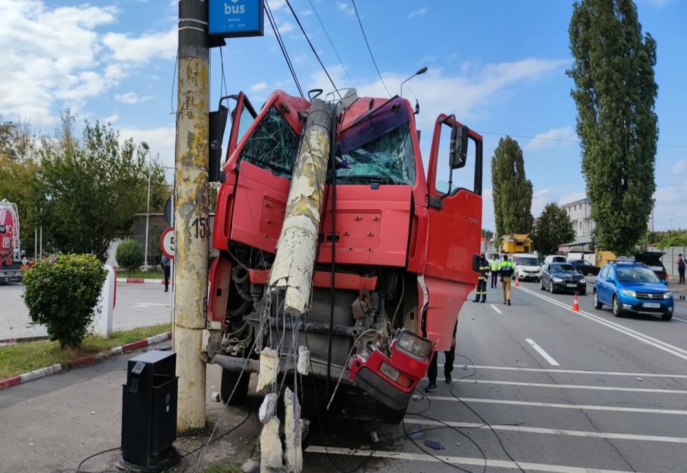 FOTO Tragedie evitată. Autotren intrat într-un stâlp de electricitate