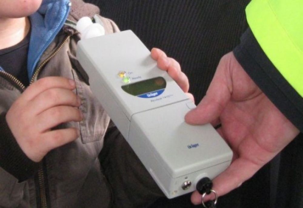 La 62 de ani, prins beat pe moped pe străzile din Mangalia