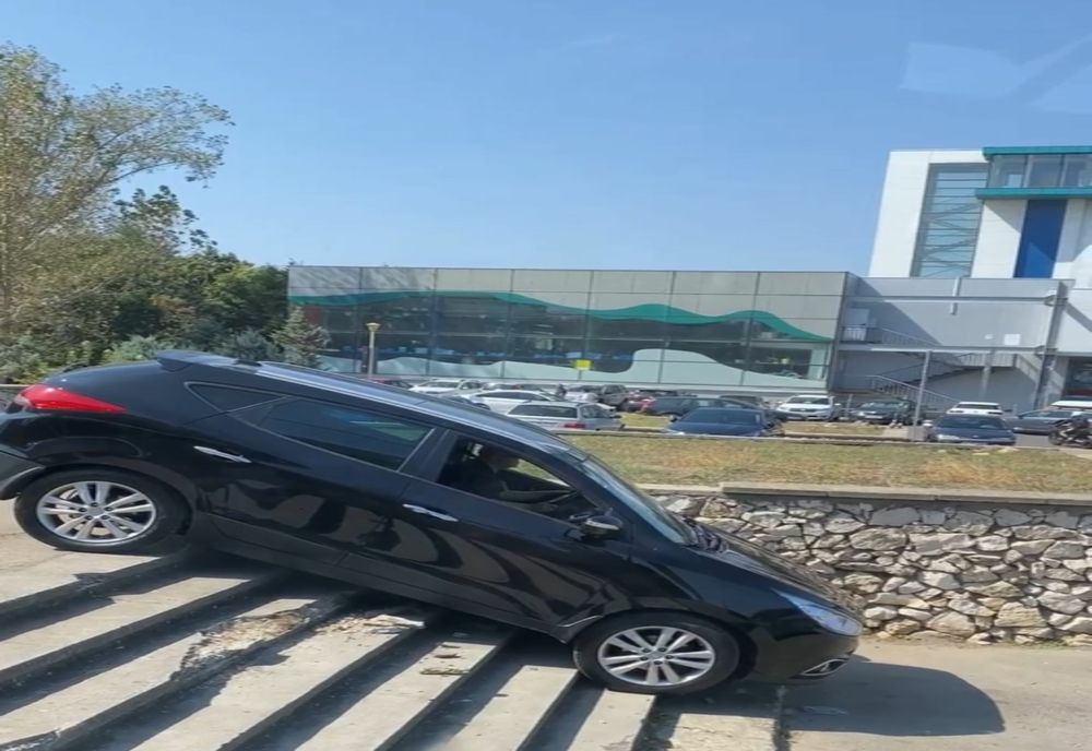 VIDEO Cu mașina pe scările din parc