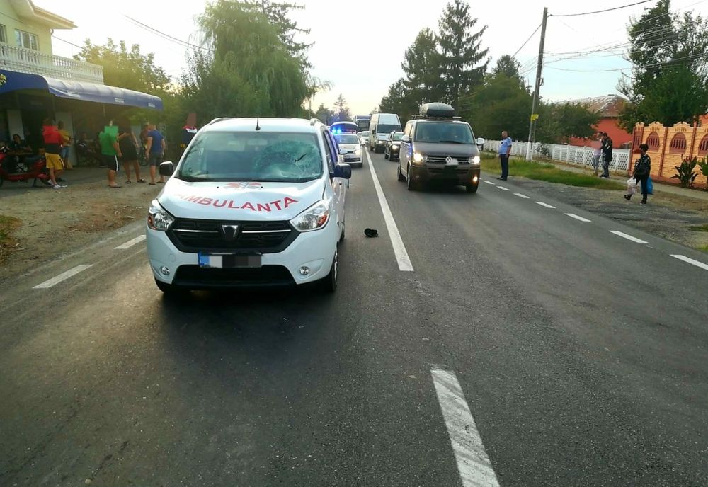 Pieton lovit de ambulanță pe DN2A