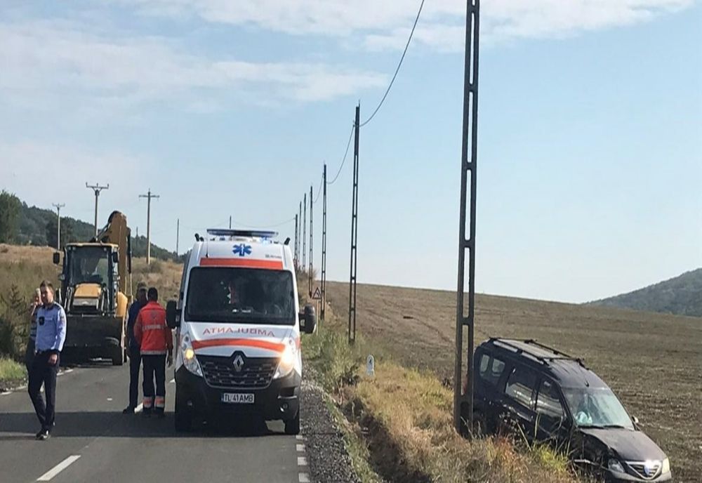 Ciocnire violentă între un buldoexcavator și un autoturism