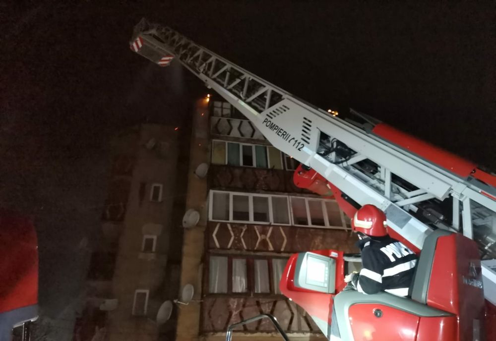 Incendiu violent într-un bloc din Cernavodă. Pericol de explozie