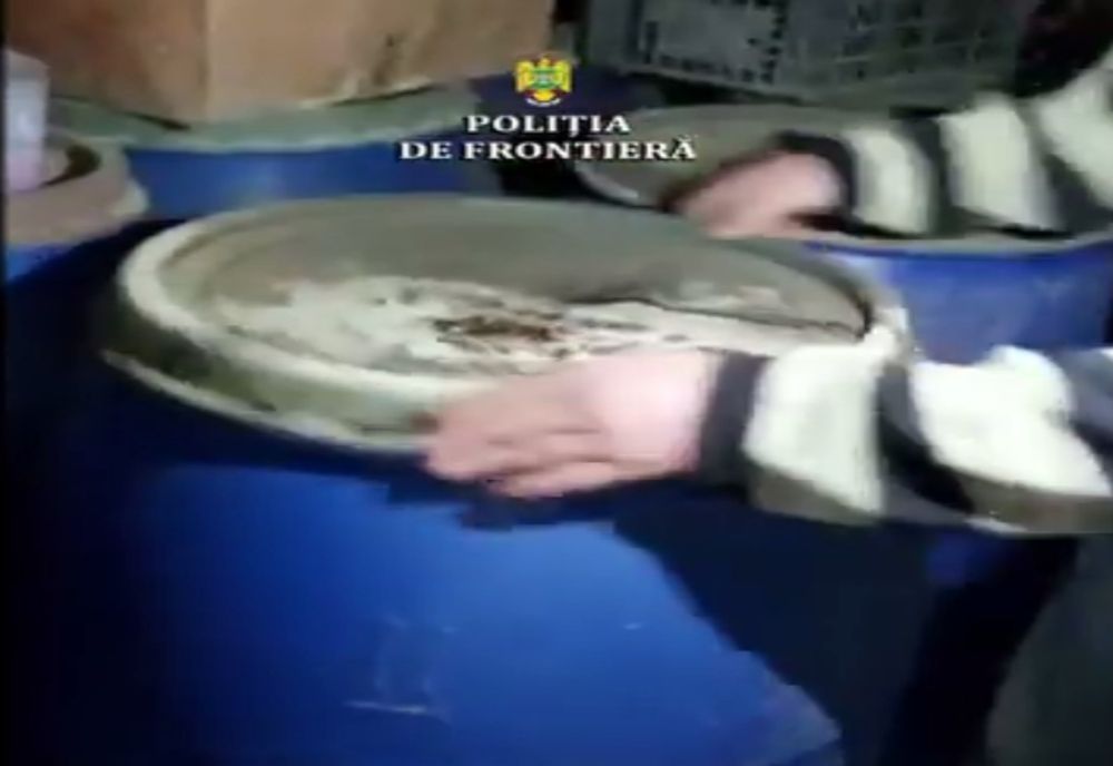 VIDEO: Instalație ilegală de producere a alcoolului şi 7.000 litri de alcool  descoperite de polițiștii de frontieră