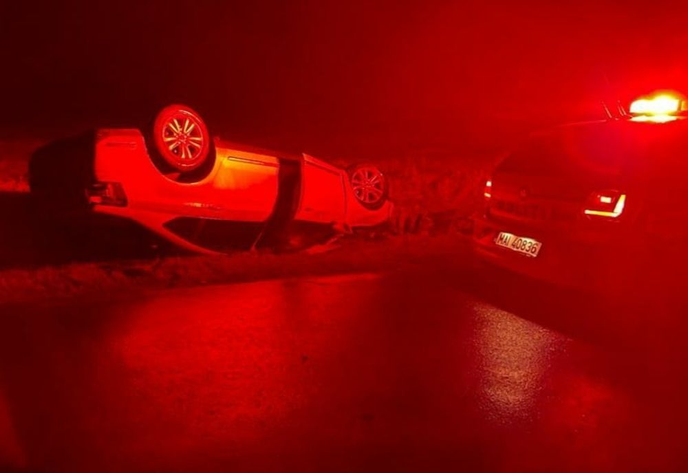 Şofer băut, la un pas de tragedie după ce s-a răsturnat cu mașina