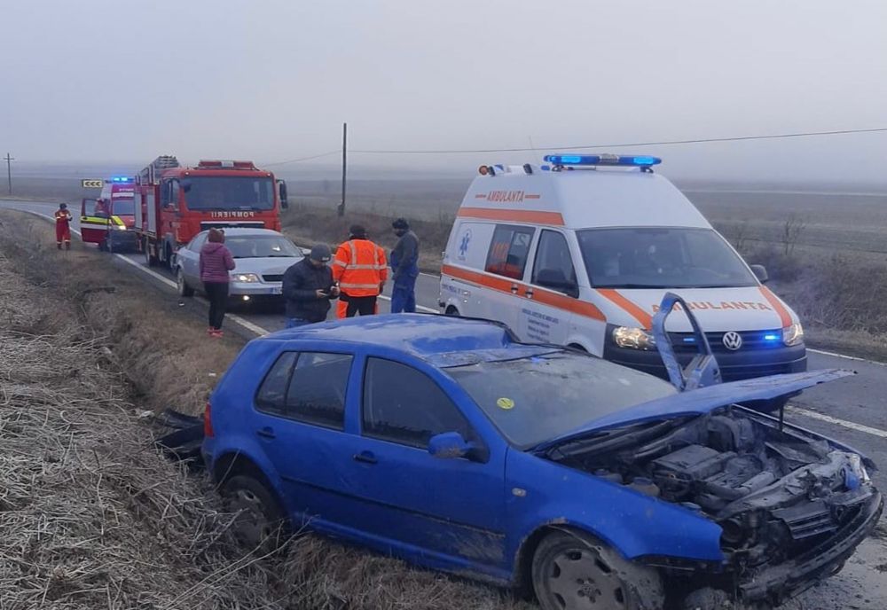 FOTO Două persoane rănite într-un accident pe DN22A