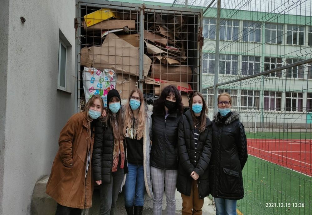 FOTO Cantități uriașe de maculatură  reciclată de ecoambasadorii LTNB
