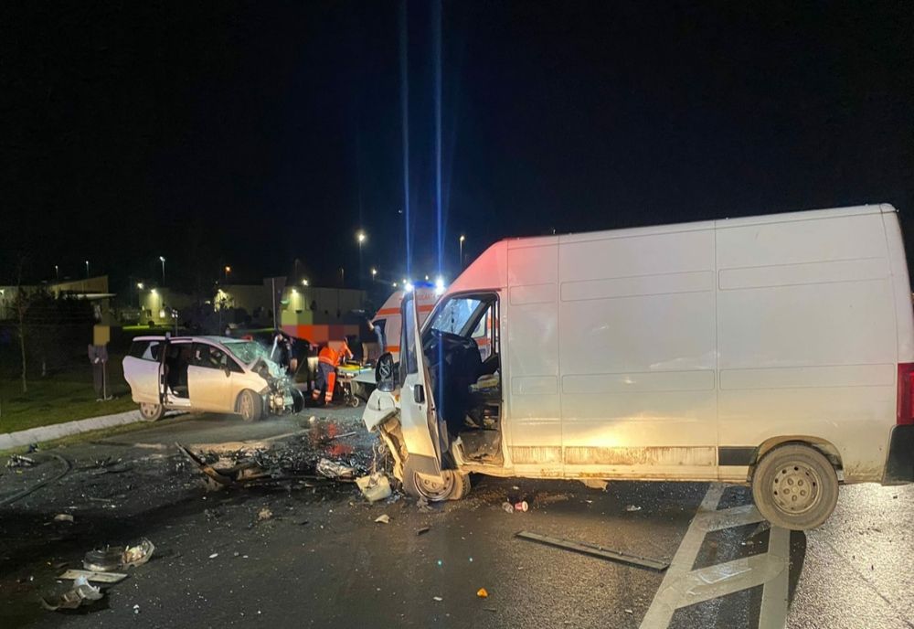 FOTO Impact nimicitor pe DN2. Trei persoane rănite