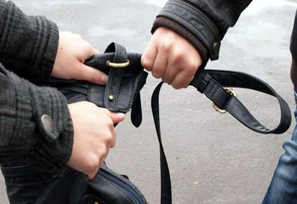 Tânăr reținut după ce a comis două tâlhării