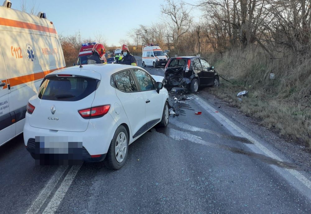 FOTO Accident grav pe DN22 după ce o mașină a intrat pe contrasens