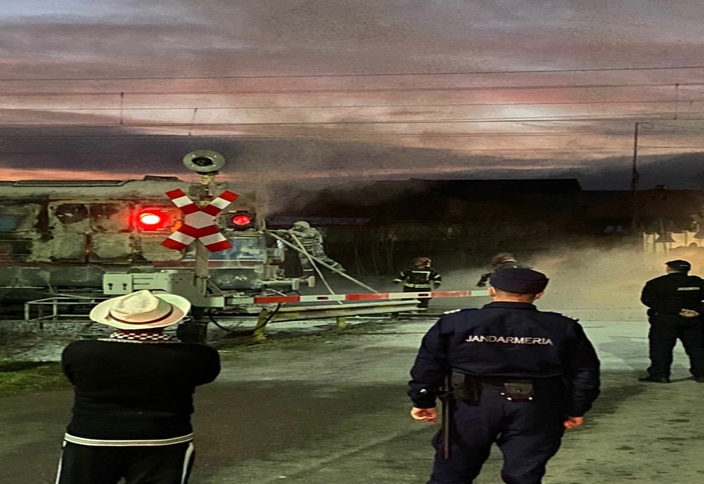 Trenurile pe ruta București-Ploiești-Brașov, blocate în stații din cauza incendiului locomotivei din Brazi