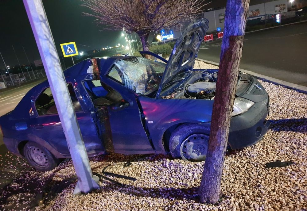 Accident în parcare. Mașină intrată în stâlp