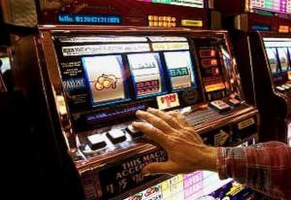 Tânăr cu certificat verde fals, prins la păcănele de jandarmi