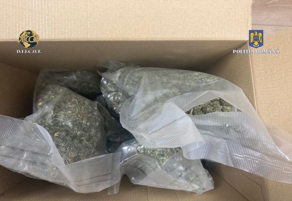 Descinderi la traficanții de droguri. 2 persoane reținute