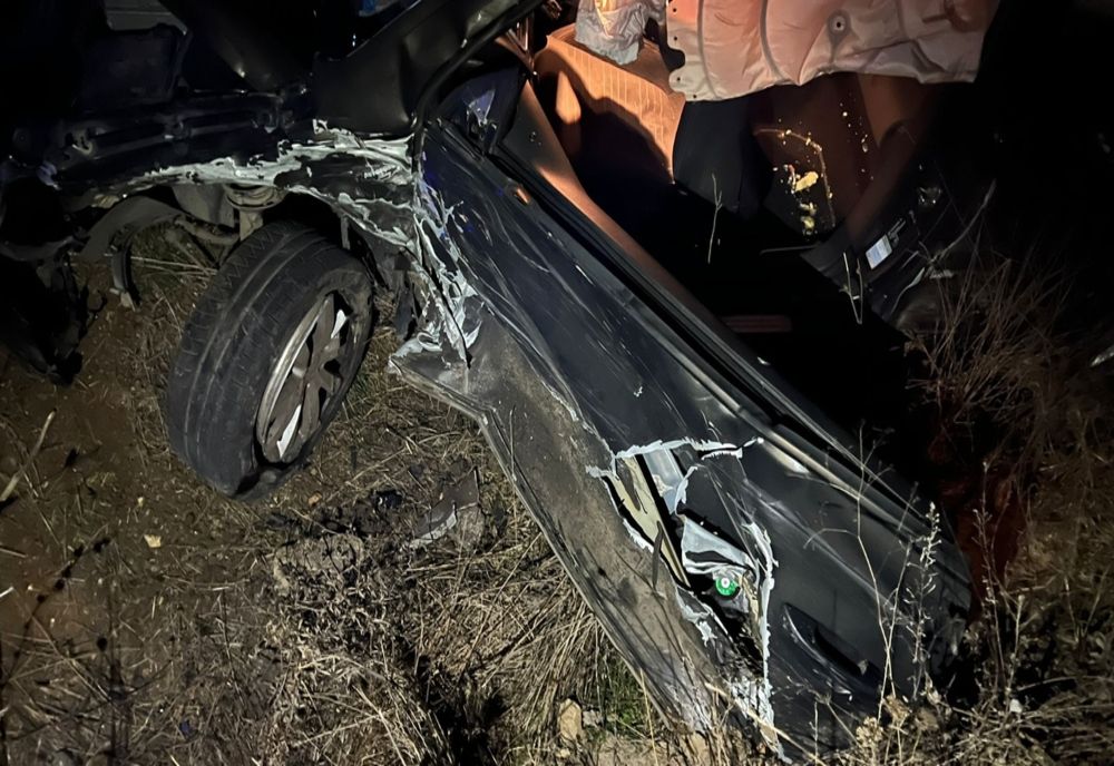 FOTO Două mașini s-au făcut praf după ce s-au ciocnit pe un drum din Constanța. Trei victime