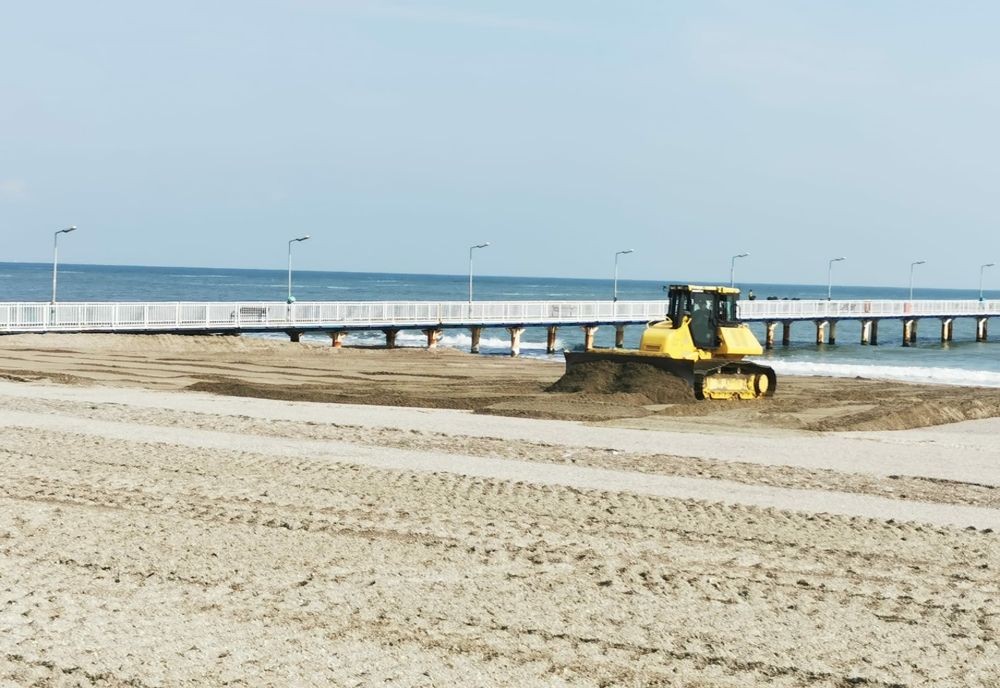 FOTO Se pregătesc plajele pentru vară