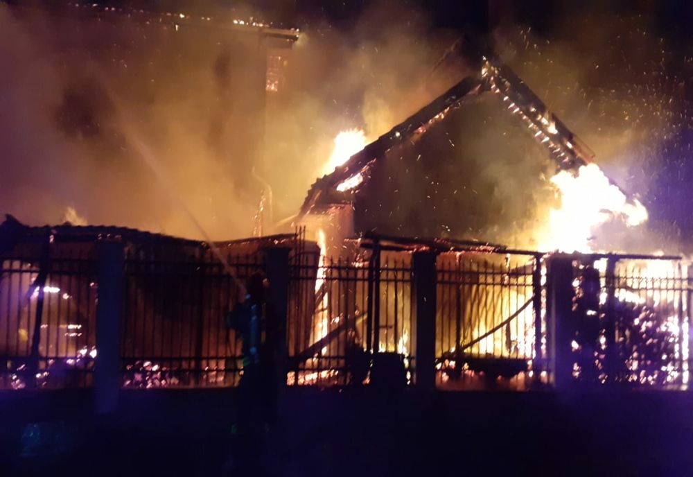 FOTO VIDEO Incendiu puternic, casă distrusă de flăcări