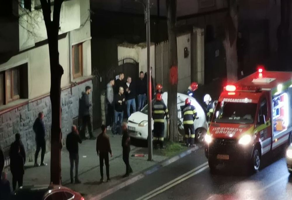 Accident mortal. Ciocnire violentă, mașină aruncată într-un copac