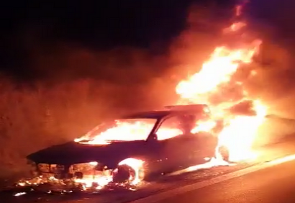 Mașină în flăcări, panică pe șosea