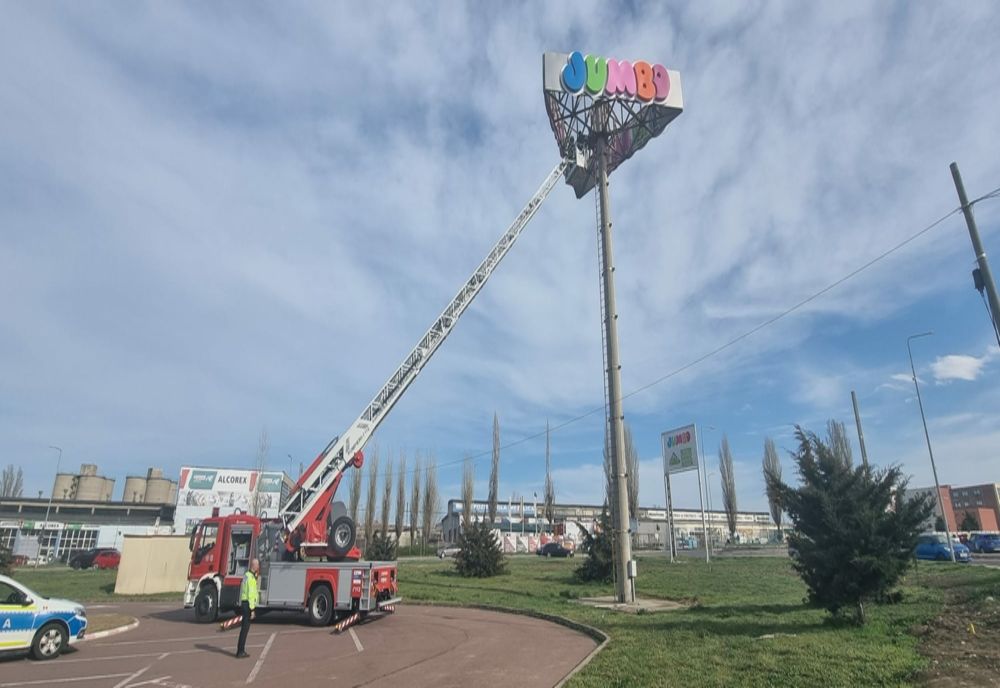  O tânără amenință că se sinucide, urcată pe un stâlp. Autoritățile în alertă