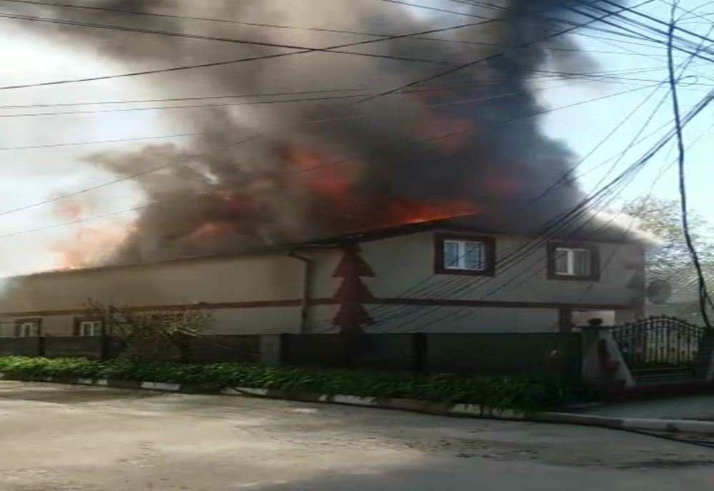 Incendiu violent în Costinești Intervin patru autospeciale de Pompierii intervin cu patru autospeciale