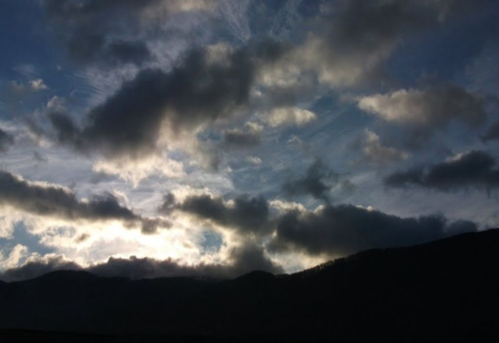 Vremea 3 mai - Înnorări temporare și averse în multe zone din țară