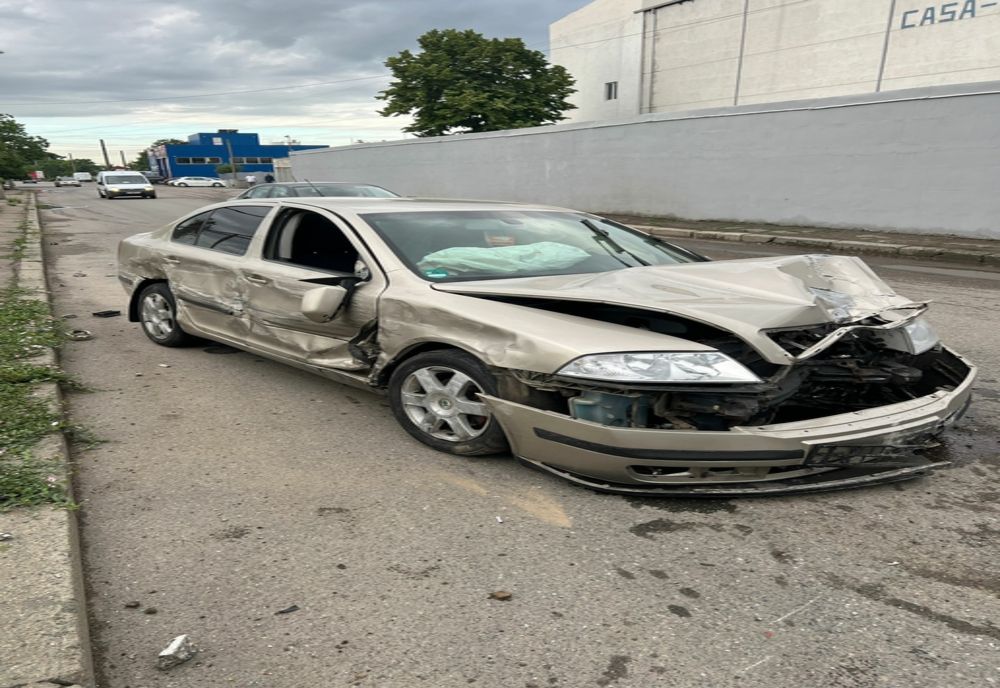 O mașină a rupt un stâlp de electricitate. O persoană rănită