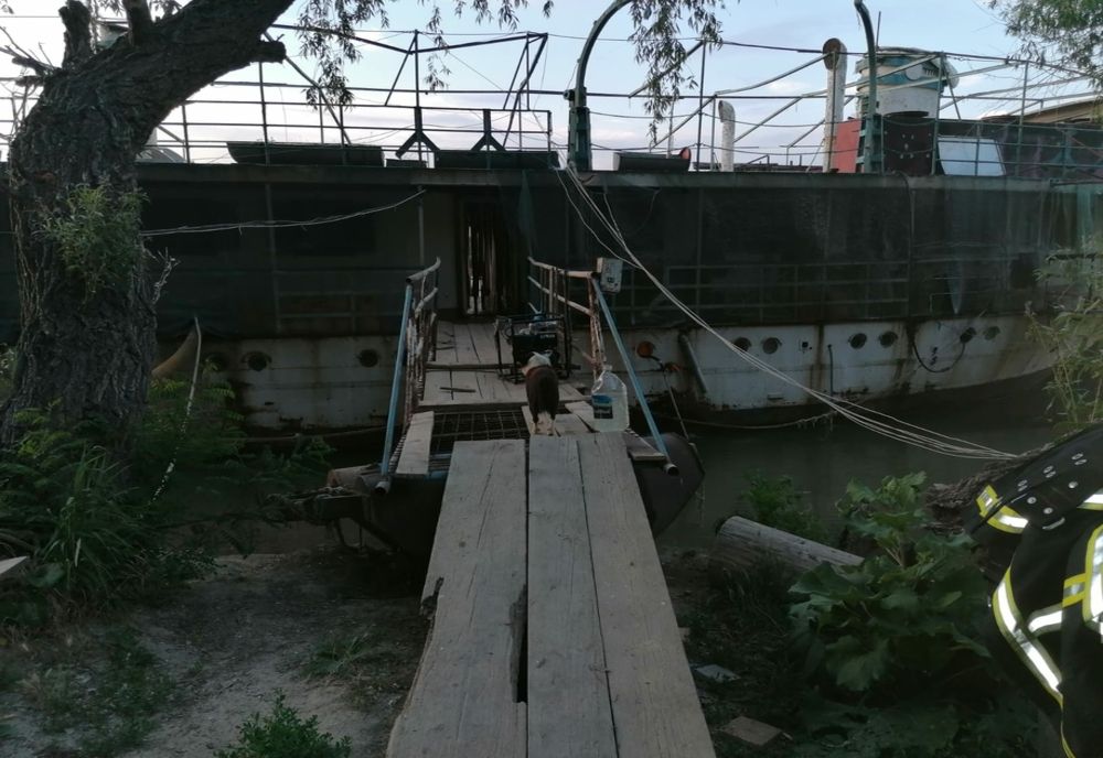 Șlep în pericol de scufundare în Delta Dunării