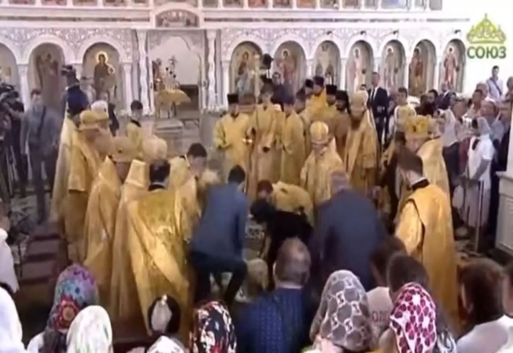 Patriarhul Kiril al Rusiei a căzut în biserică - Imagini cu momentul în care sfătuitorul lui Putin este adunat de pe jos de către preoți