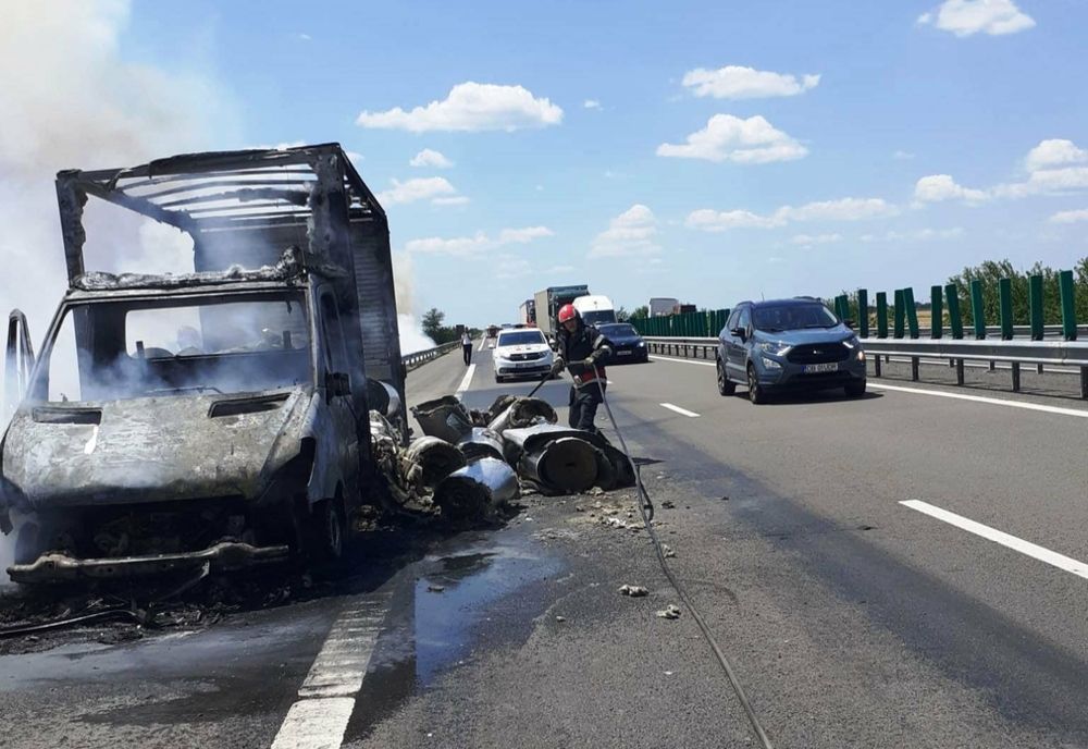 FOTO Autoizotermă în flăcări pe Autostrada Soarelui. Incendiul s-a extins la un lan de grâu