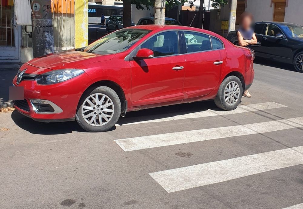 Opririle și staționările neregulamentare, sancționate de polițiștii locali. Amenzi și mașini ridicate 