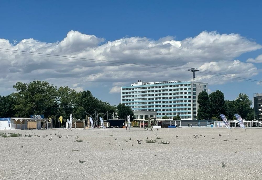 VIDEO Litoralul extremelor. La Mamaia bate vântul, la Costinești turiștii se calcă în picioare