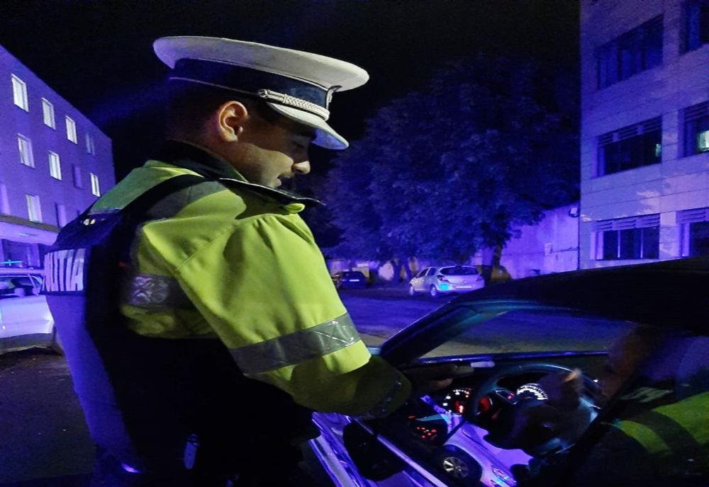 Dosare penale pentru doi bărbați opriți de polițiști în trafic