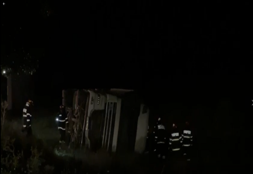 VIDEO TIR răsturnat pe șoselele din Constanța. O persoană rănită