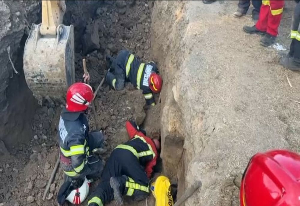 VIDEO Două persone prinse sub un mal de pamant. Misiune de salvare contracronometru