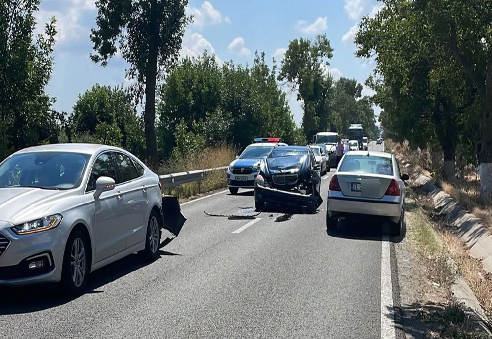 Două persoane rănite într-un accident pe DN22. Trafic rutier oprit