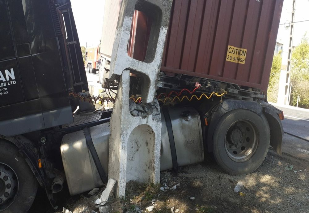 Accident pe DN2A. Un TIR a intrat într-un stâlp
