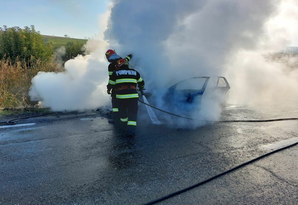 FOTO Mașină cuprinsa de flăcări pe DN22. 5 persoane s-au autoevacuat