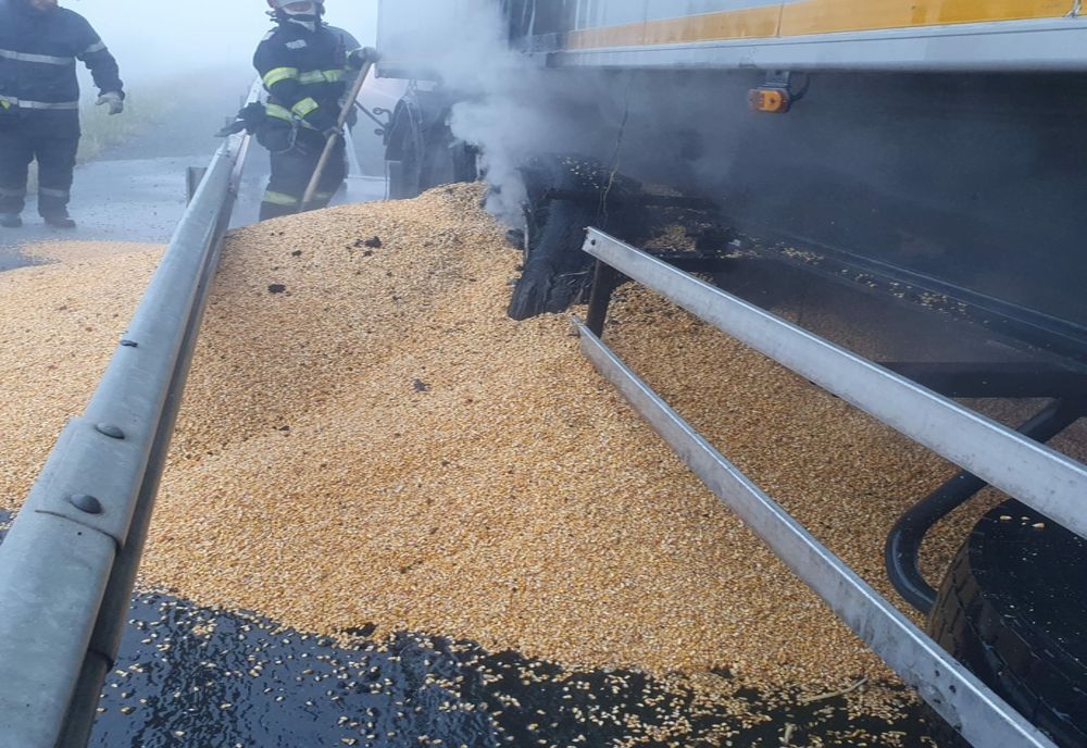 Un camion a luat foc pe Autostrada București - Constanța