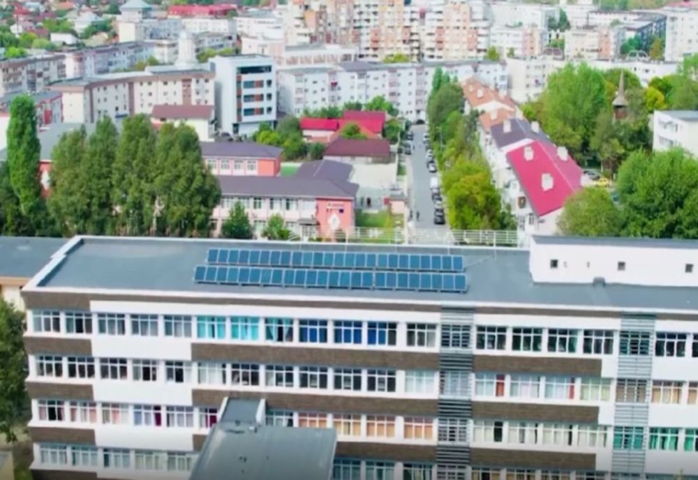 VIDEO Școlile trec pe energie solară pentru a scăpa de facturi
