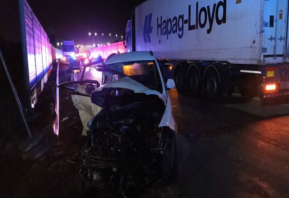 FOTO Impact violent între un TIR și un autoturism. Două victime