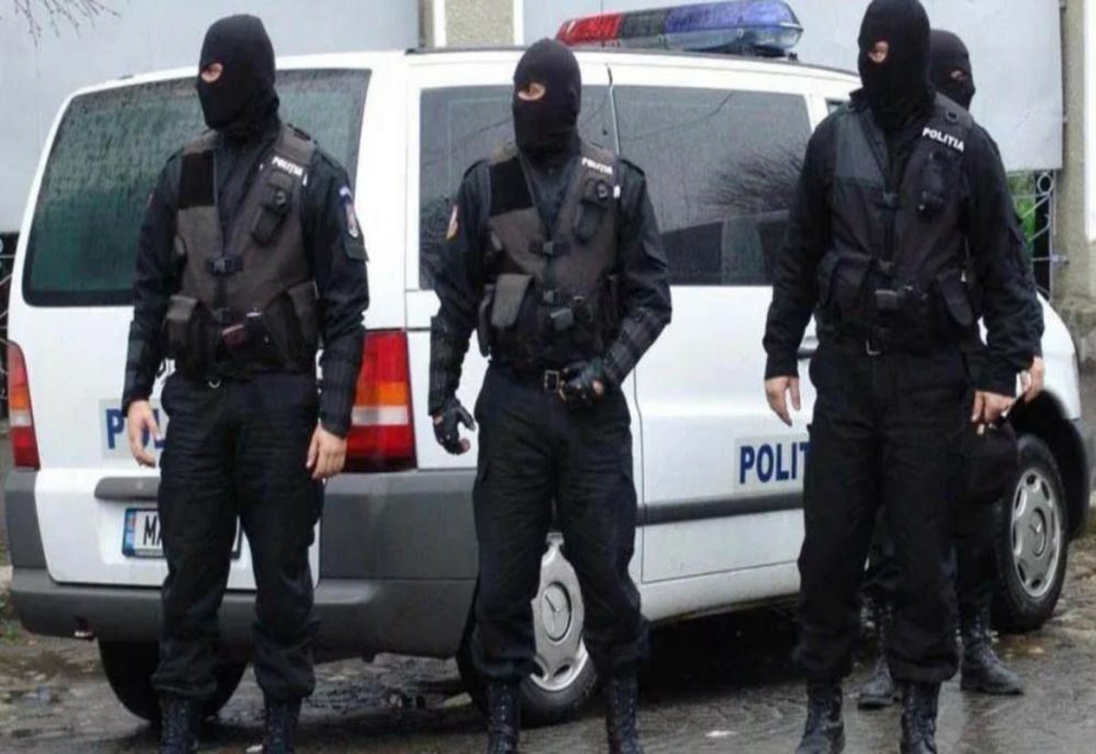 FOTO Percheziții la traficanții de droguri din  Constanța și Mangalia. 4 persoane reținute