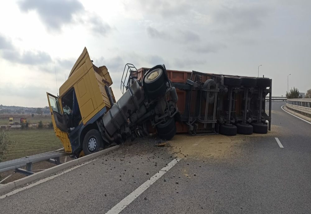 TIR răsturnat pe Autostrada A4. Autoritățile în alertă